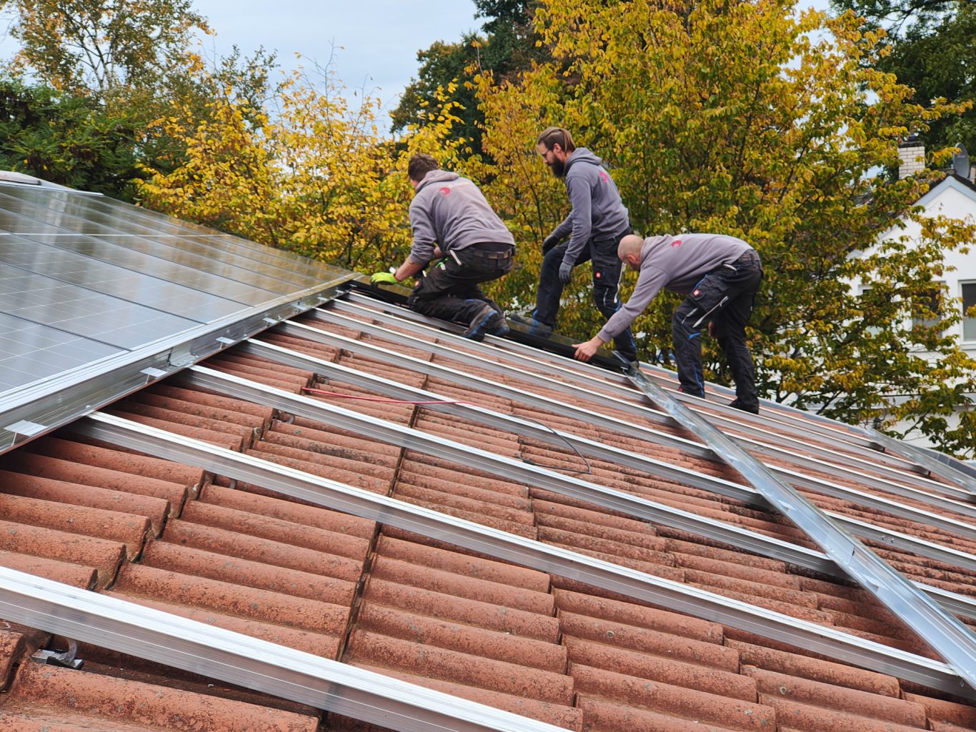 Aufbau der Anlage "Rathaus Lilienthal" Handwerker montieren Solarpanels auf einem Dach des Rathauses Lilienthal.