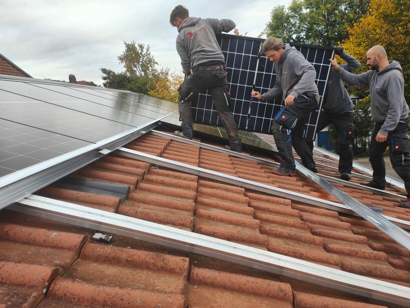 Aufbau der Anlage "Rathaus Lilienthal" Handwerker montieren Solarpanels auf einem Dach des Rathauses Lilienthal.